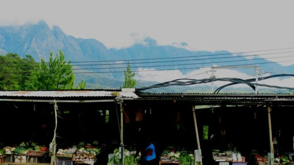 Kundasang market stalls below the mountain landscape