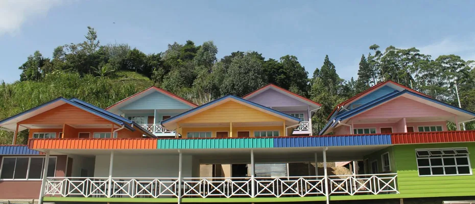 Bangunan penginapan berwarna-warni di bawah langit biru