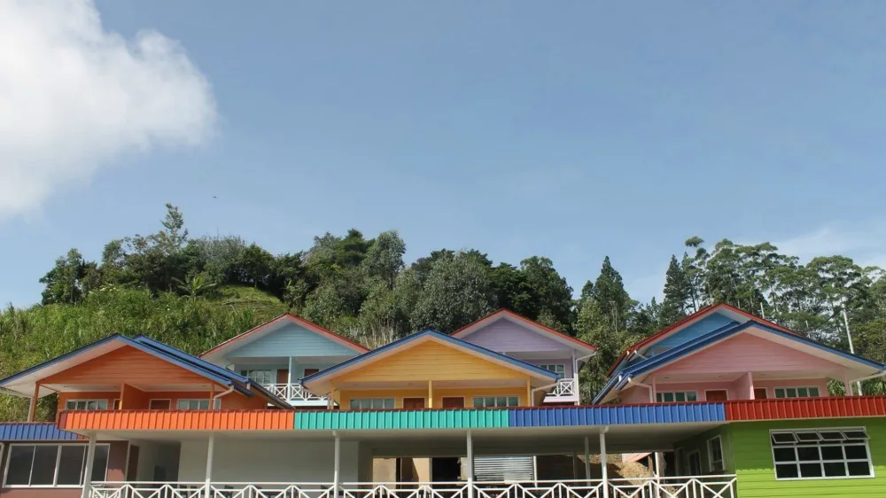 Bangunan berwarna-warni di D’Olundus View Lodge