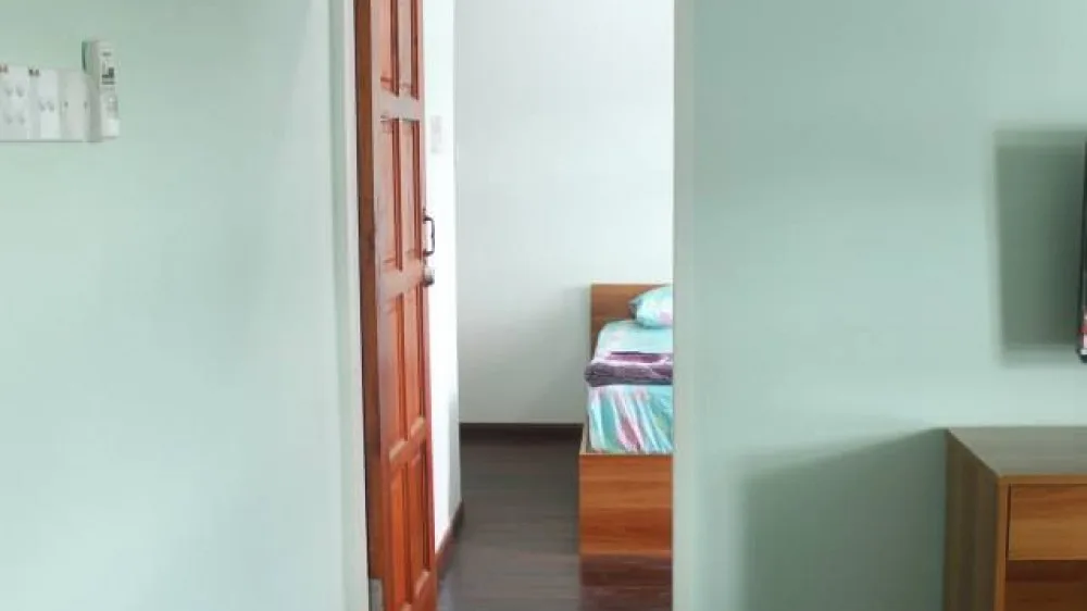 Pemandangan melalui pintu di antara ruang bilik tetamu